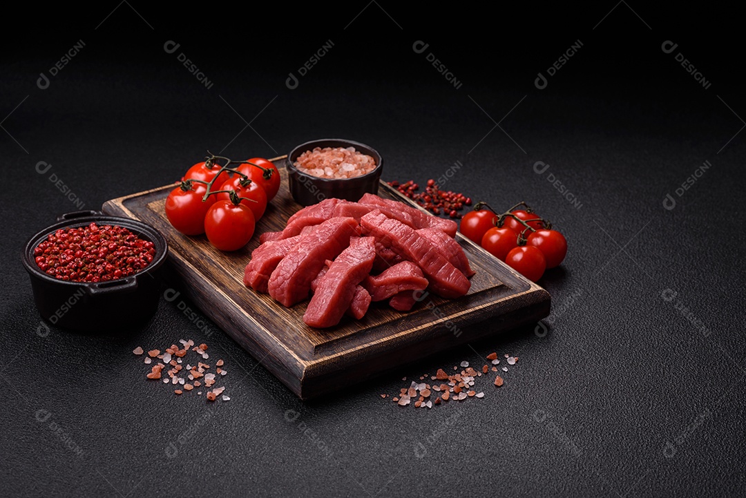 Carne bovina crua cortada em tiras Tomates cereja Sal rosa do Himalaia Pimenta em grãos