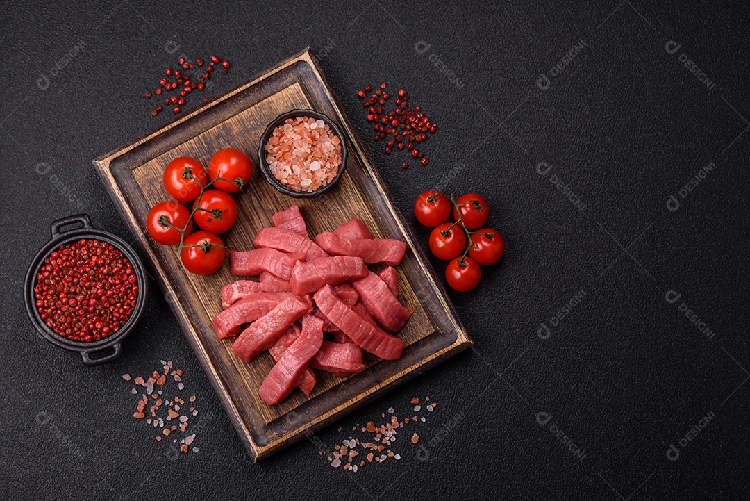 Carne bovina crua cortada em tiras Tomates cereja Sal rosa do Himalaia Pimenta em grãos