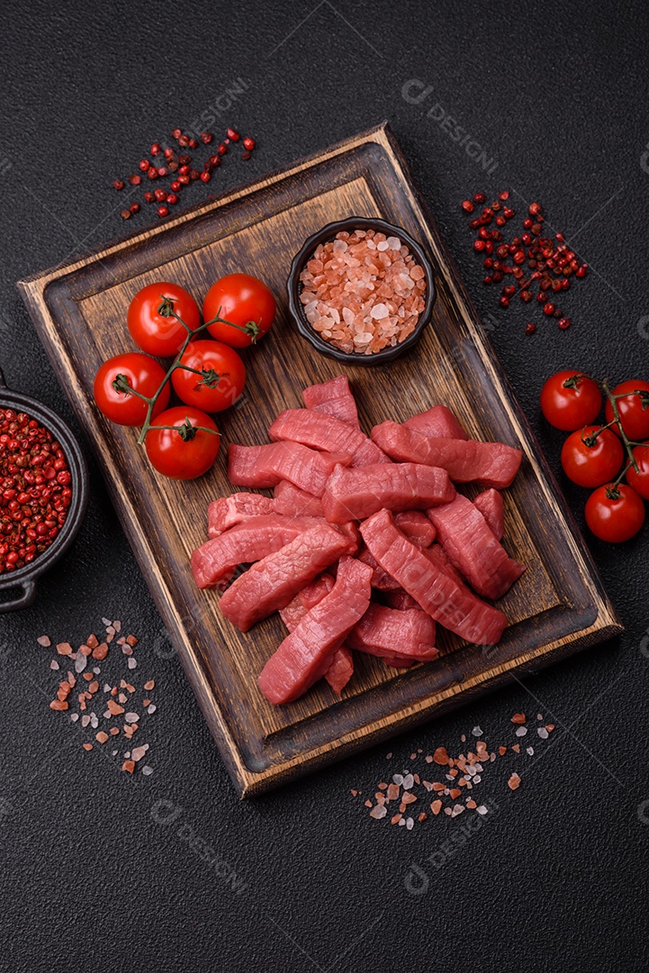 Carne bovina crua cortada em tiras Tomates cereja Sal rosa do Himalaia Pimenta em grãos