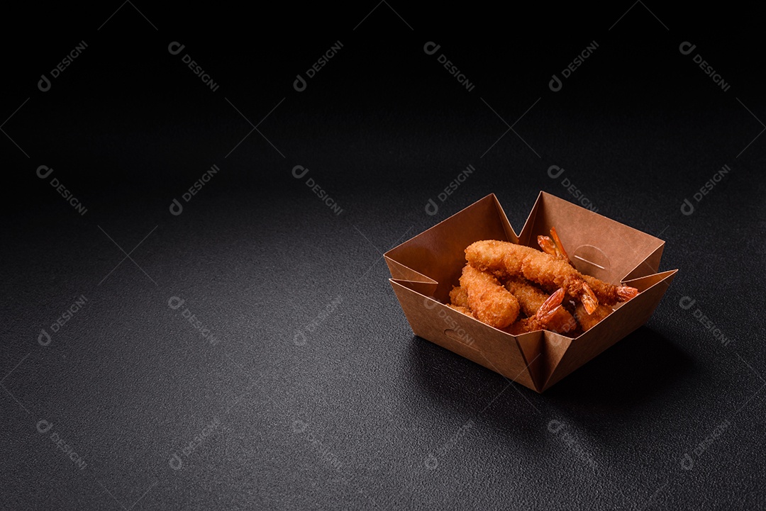 A imagem mostra camarão empanado, um popular petisco de frutos do mar.