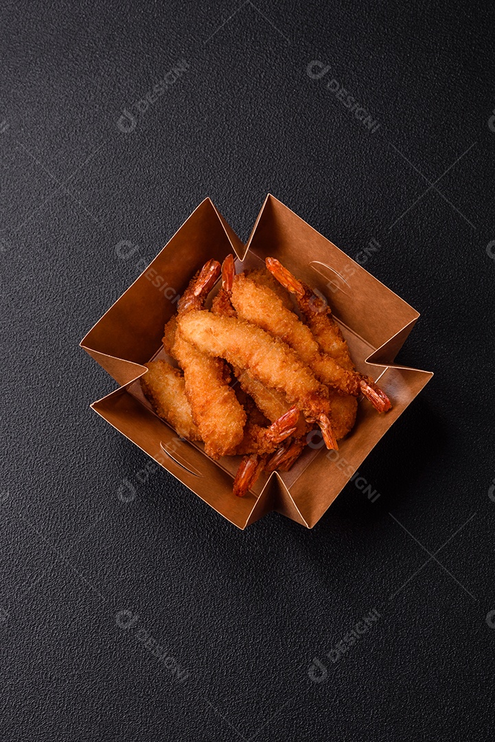 A imagem mostra camarão empanado, um popular petisco de frutos do mar.