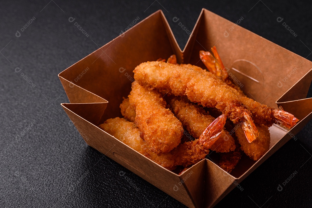 A imagem mostra camarão empanado, um popular petisco de frutos do mar.