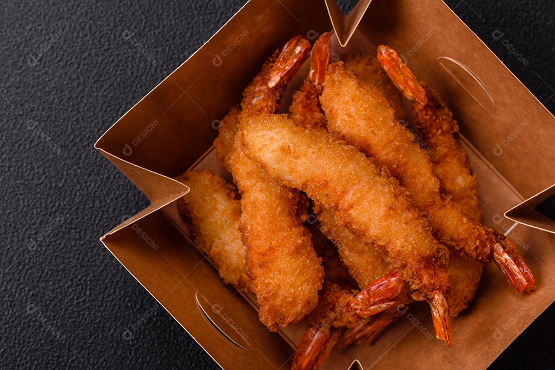 A imagem mostra camarão empanado, um popular petisco de frutos do mar.