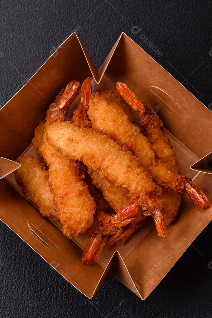A imagem mostra camarão empanado, um popular petisco de frutos do mar.