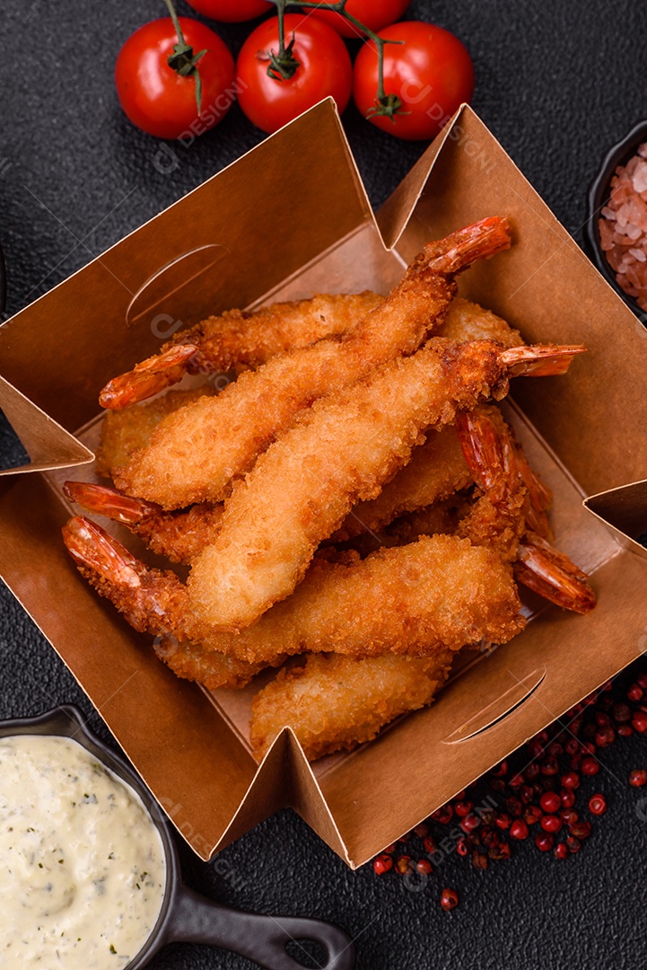 A imagem mostra camarão empanado, um popular petisco de frutos do mar.