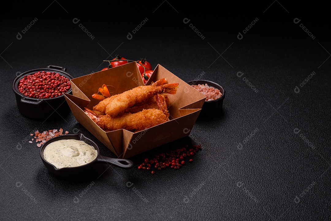 A imagem mostra camarão empanado, um popular petisco de frutos do mar.