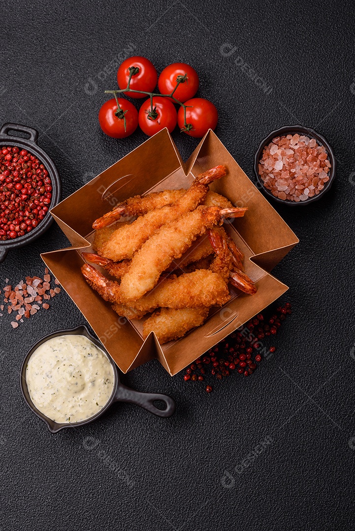 A imagem mostra camarão empanado, um popular petisco de frutos do mar.