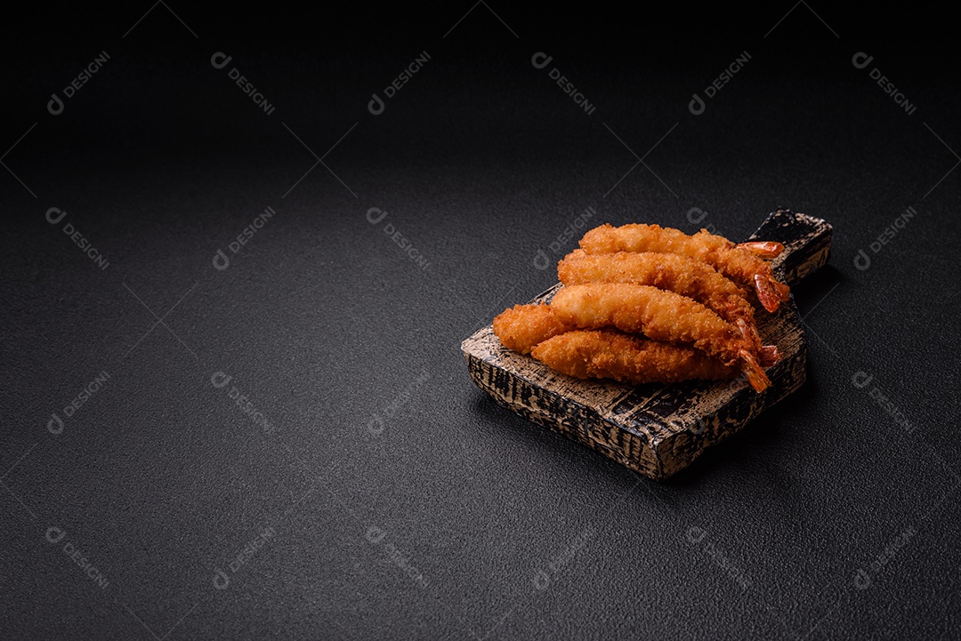 A imagem mostra camarão empanado, um popular petisco de frutos do mar.