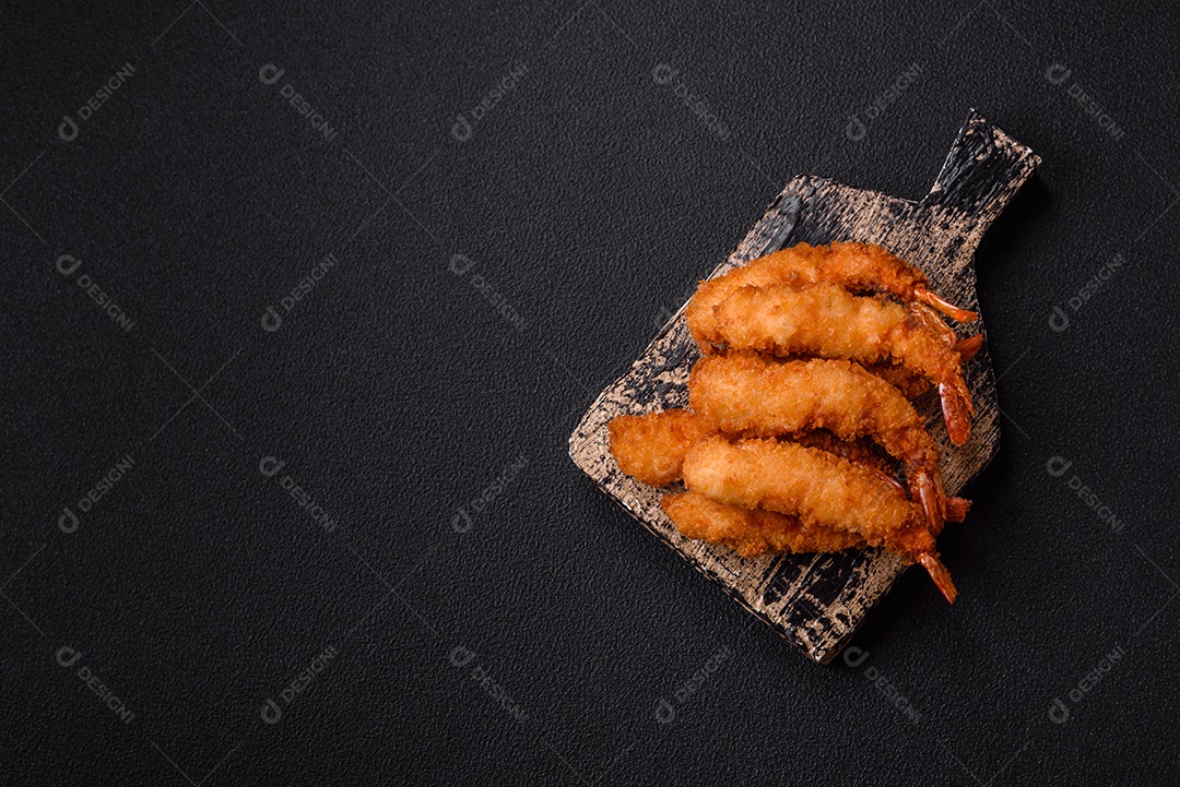 A imagem mostra camarão empanado, um popular petisco de frutos do mar.