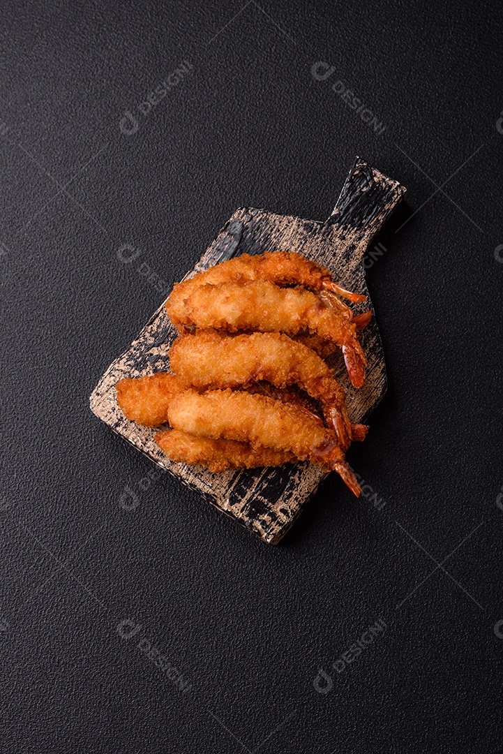 A imagem mostra camarão empanado, um popular petisco de frutos do mar.