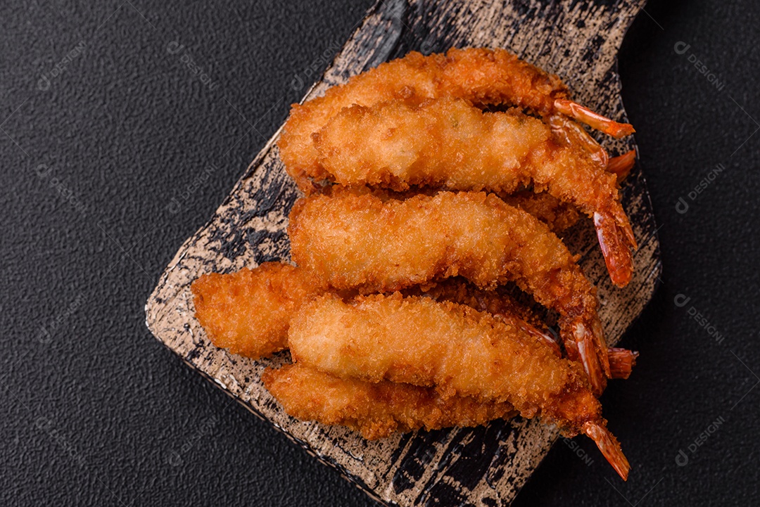 A imagem mostra camarão empanado, um popular petisco de frutos do mar.