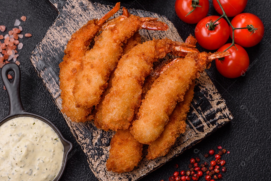 A imagem mostra camarão empanado, um popular petisco de frutos do mar.