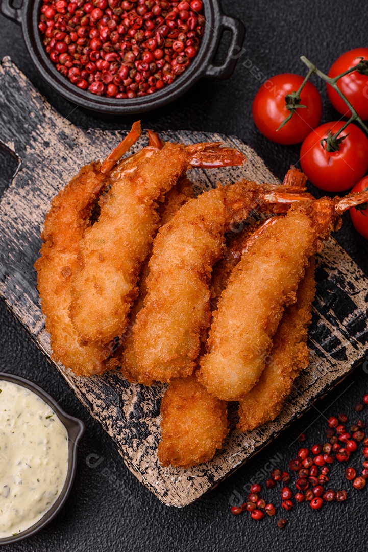 A imagem mostra camarão empanado, um popular petisco de frutos do mar.