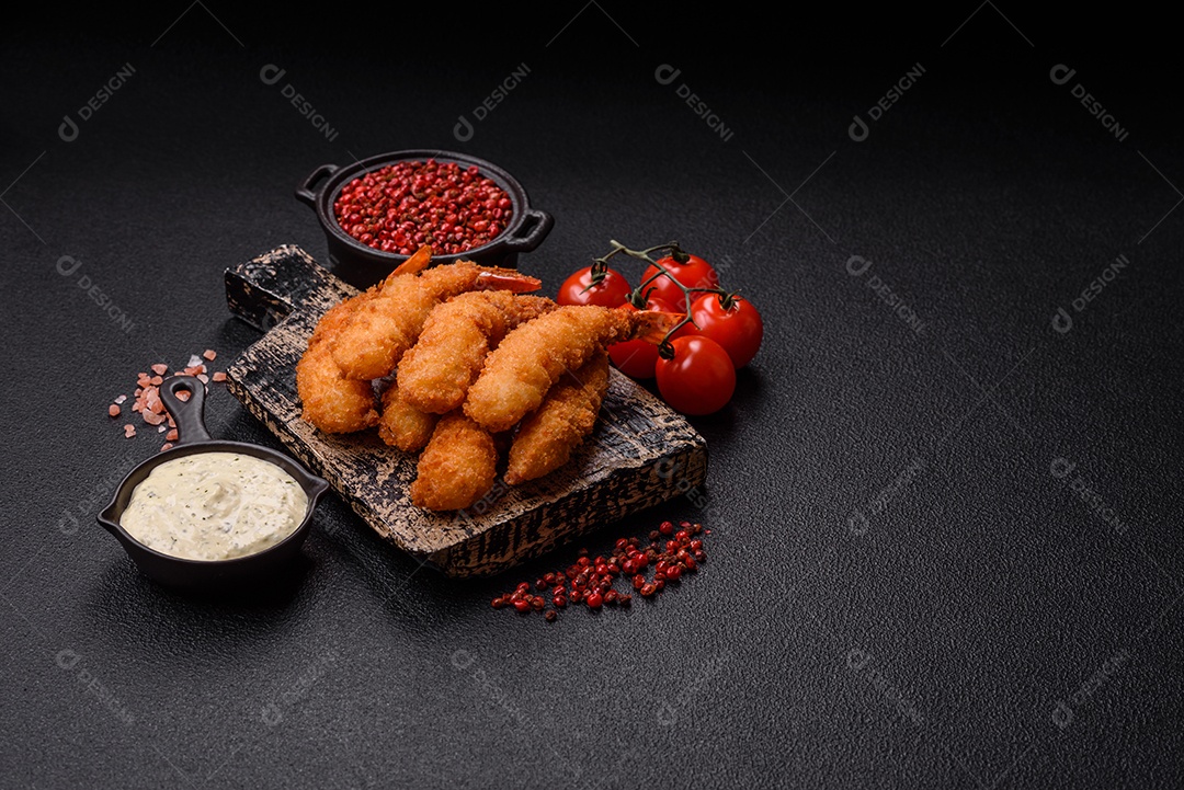 A imagem mostra camarão empanado, um popular petisco de frutos do mar.