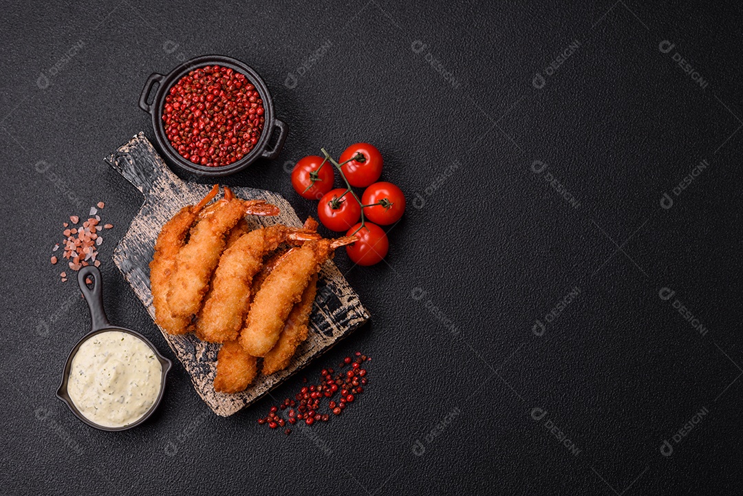 A imagem mostra camarão empanado, um popular petisco de frutos do mar.