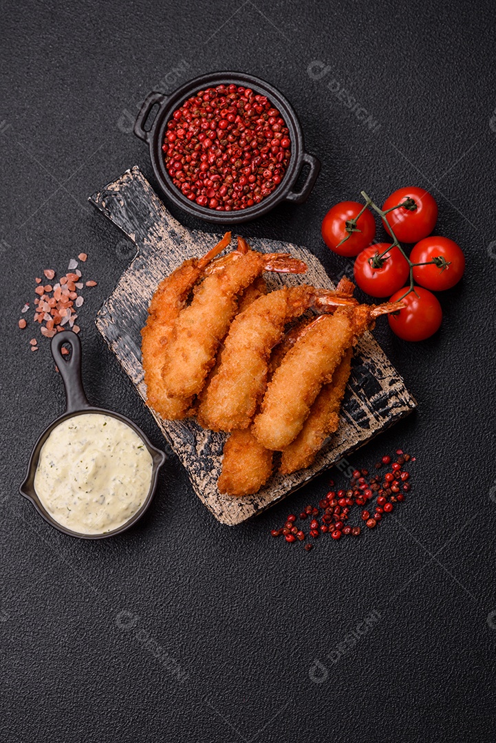 A imagem mostra camarão empanado, um popular petisco de frutos do mar.