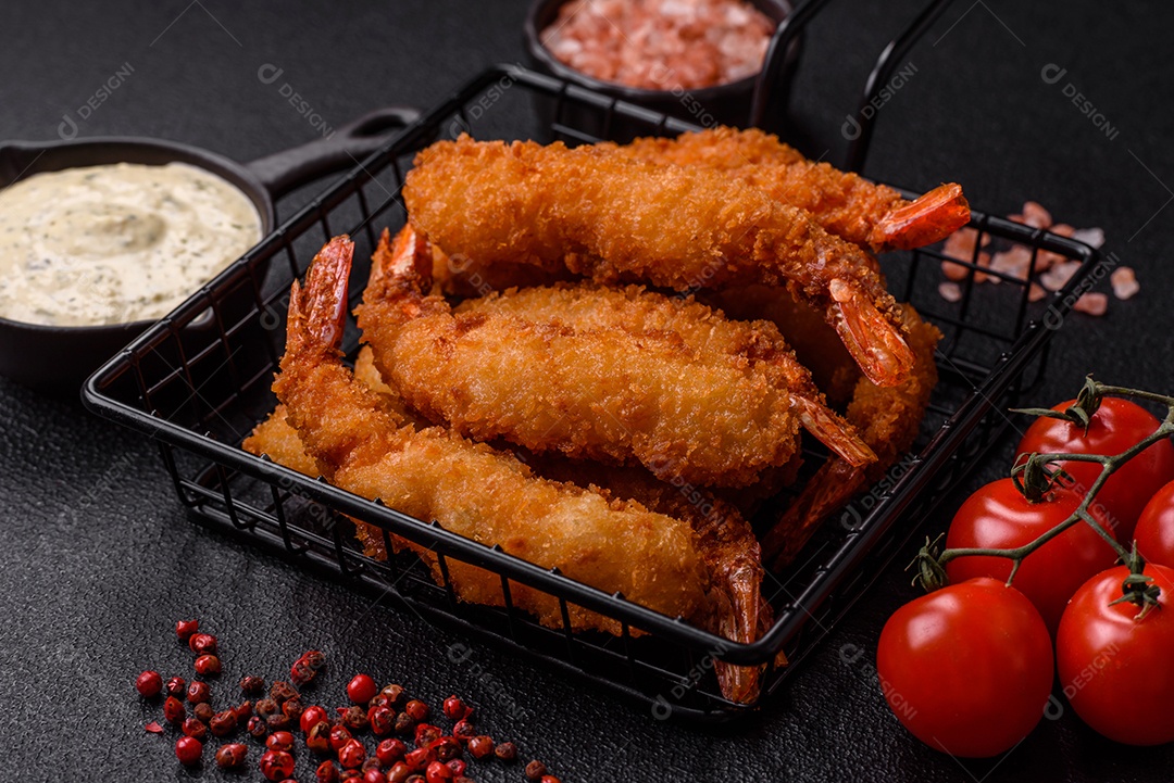 A imagem mostra camarão empanado, um popular petisco de frutos do mar.