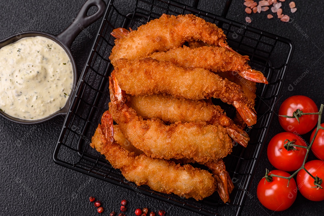 A imagem mostra camarão empanado, um popular petisco de frutos do mar.