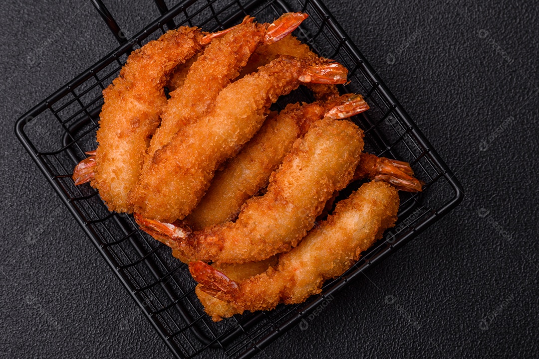 A imagem mostra camarão empanado, um popular petisco de frutos do mar.