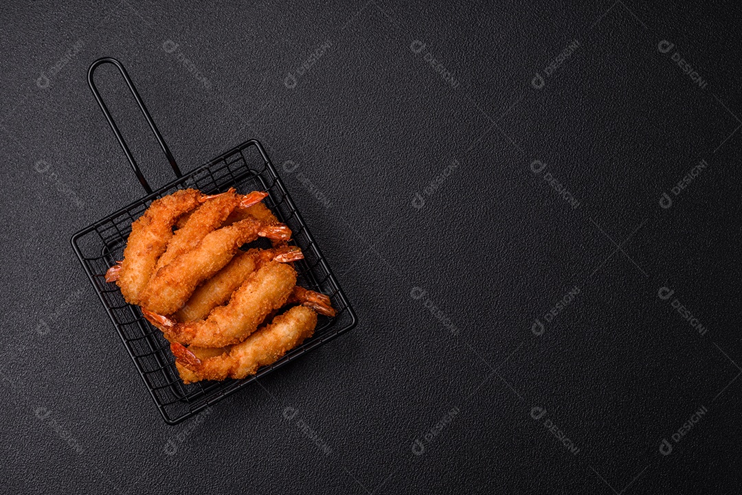 A imagem mostra camarão empanado, um popular petisco de frutos do mar.