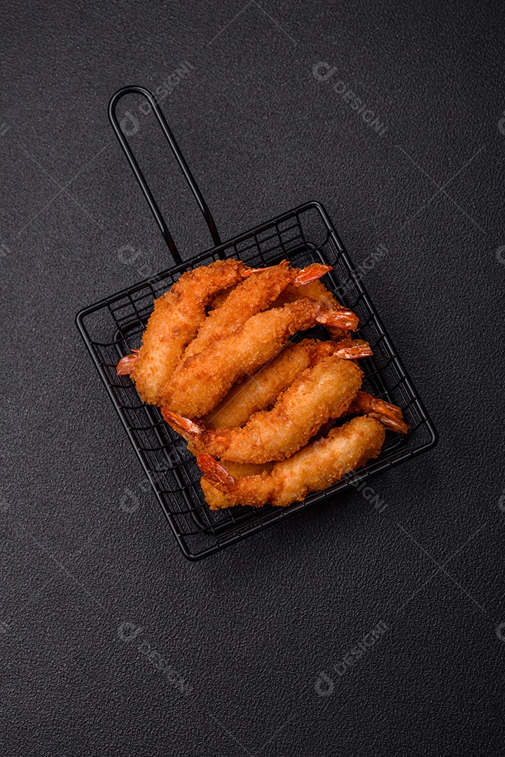 A imagem mostra camarão empanado, um popular petisco de frutos do mar.