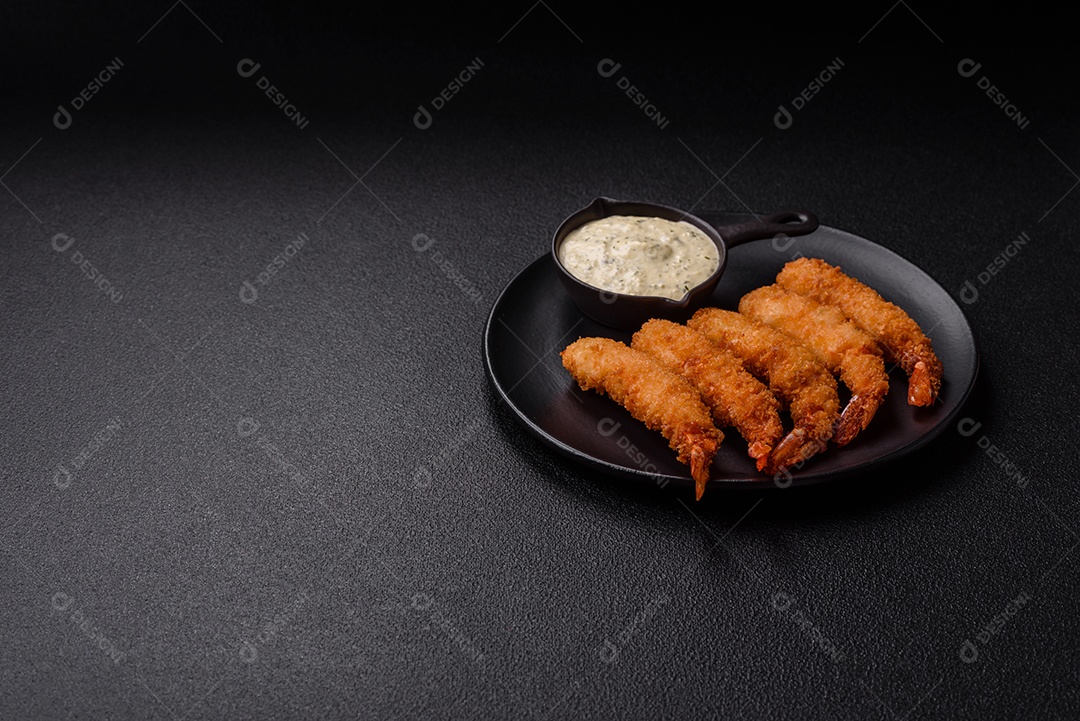 A imagem mostra camarão empanado, um popular petisco de frutos do mar.