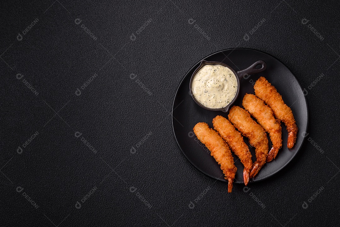 A imagem mostra camarão empanado, um popular petisco de frutos do mar.