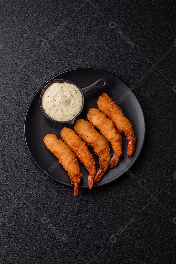 A imagem mostra camarão empanado, um popular petisco de frutos do mar.