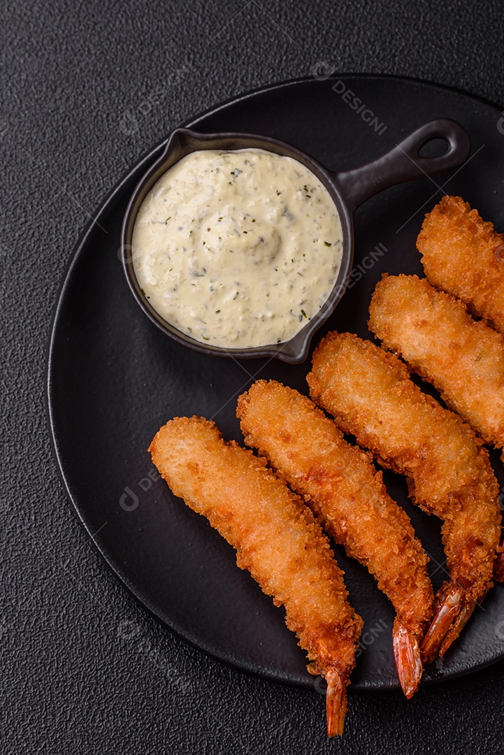 A imagem mostra camarão empanado, um popular petisco de frutos do mar.