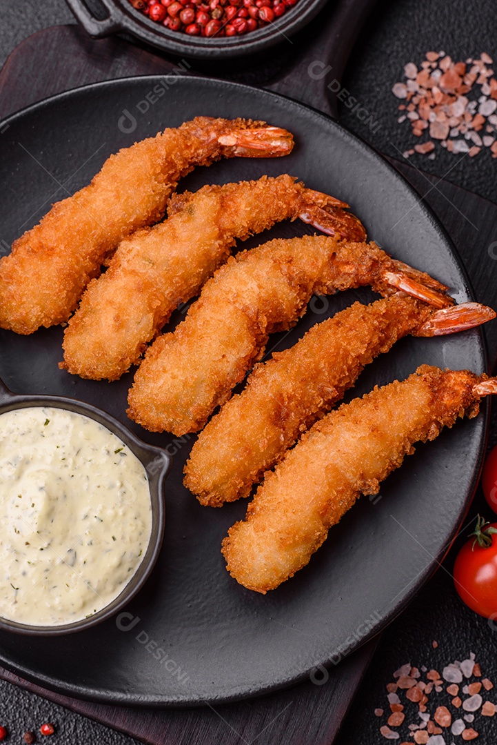 A imagem mostra camarão empanado, um popular petisco de frutos do mar.