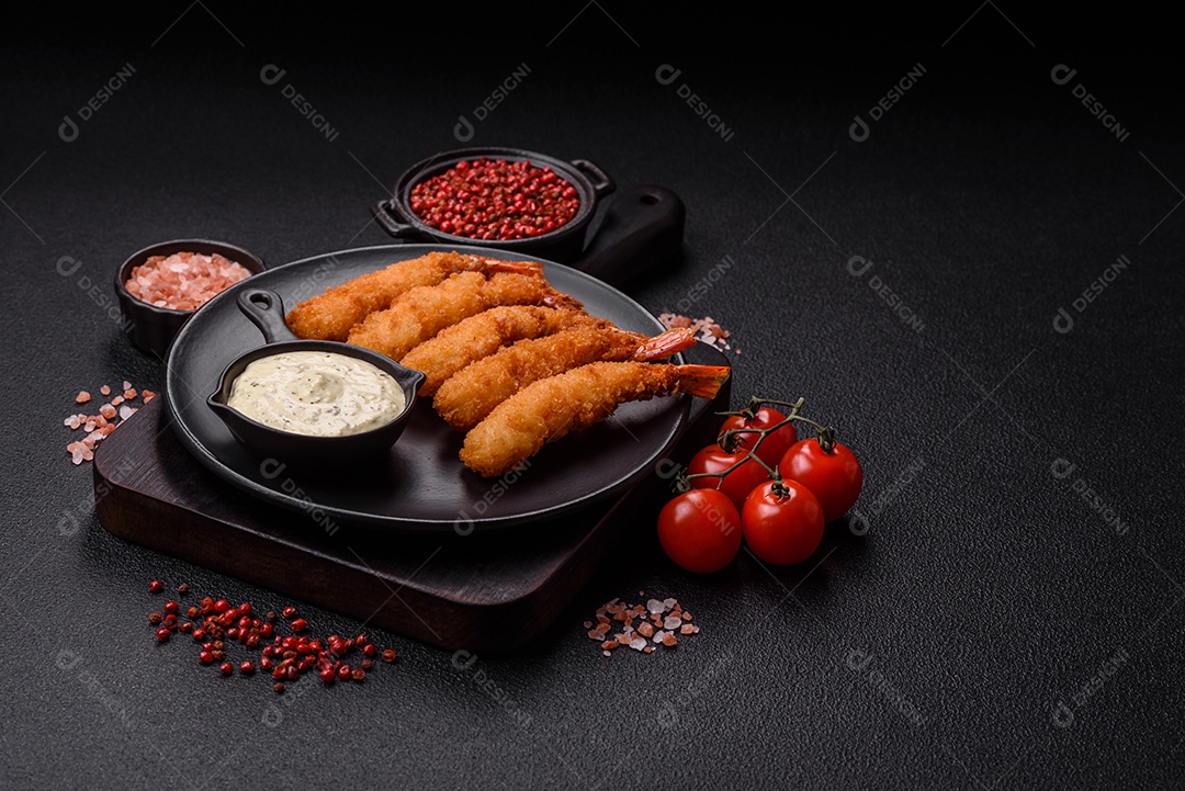 A imagem mostra camarão empanado, um popular petisco de frutos do mar.