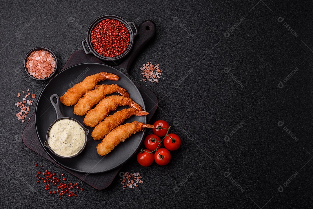 A imagem mostra camarão empanado, um popular petisco de frutos do mar.