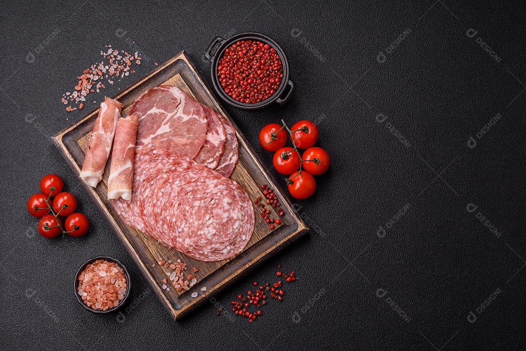 A imagem mostra um prato de embutidos, com destaque para fatias de salame e presunto cru, acompanhados de tomates-cereja e pimenta rosa