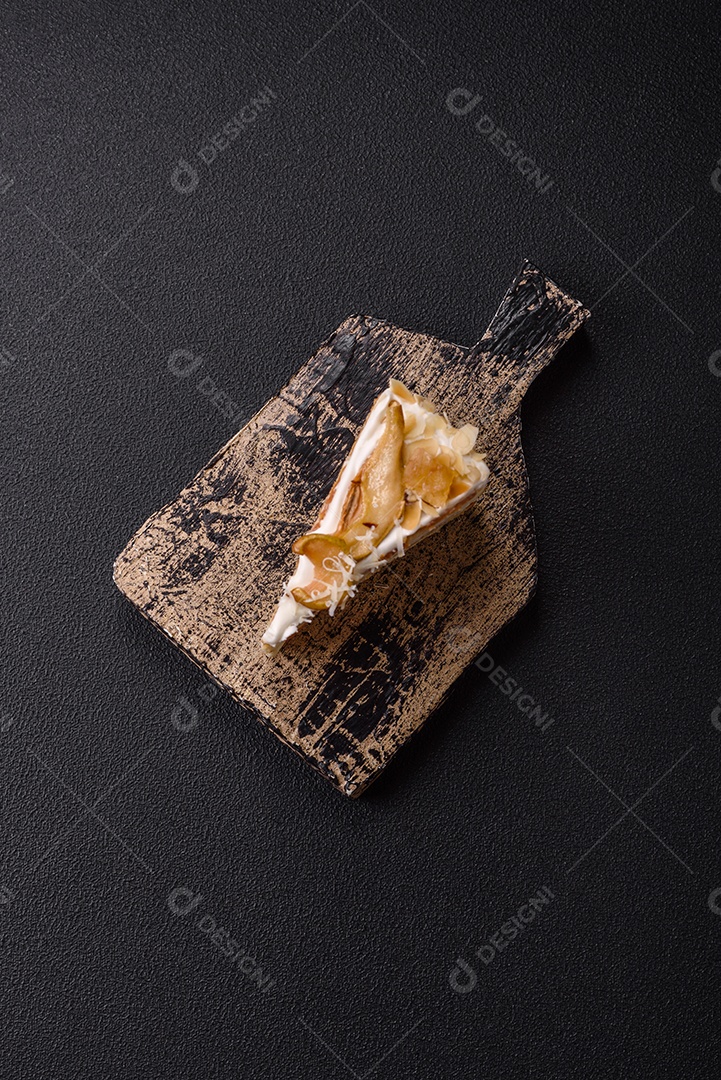 A imagem mostra uma Torta de Limão com Merengue