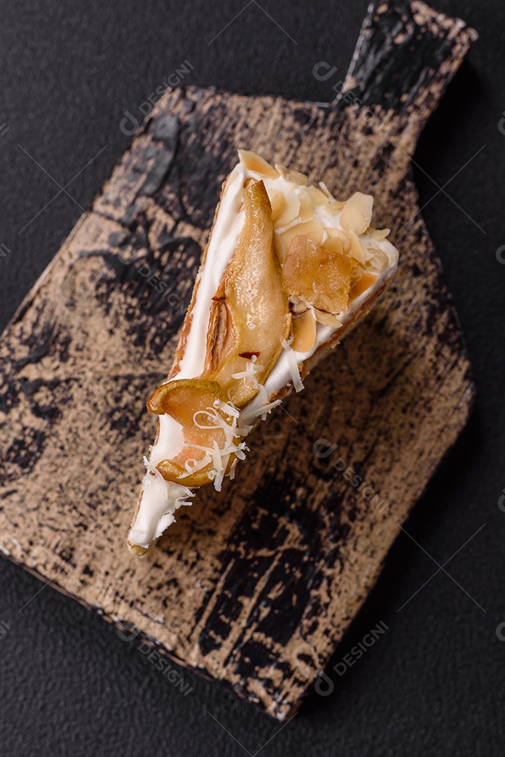 A imagem mostra uma Torta de Limão com Merengue