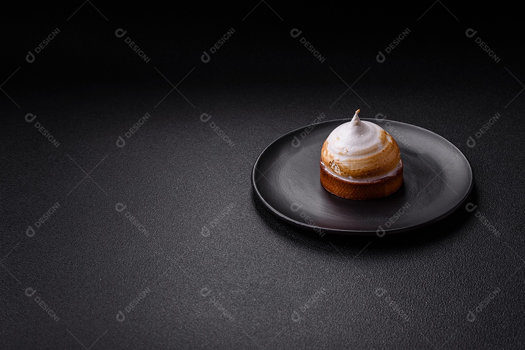 A imagem mostra uma Torta de Limão com Merengue