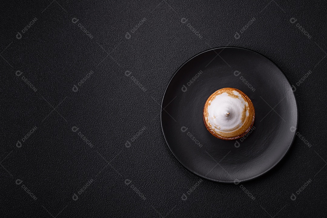 A imagem mostra uma Torta de Limão com Merengue