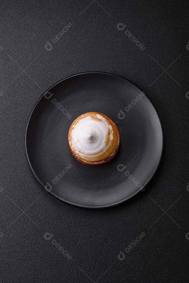 A imagem mostra uma Torta de Limão com Merengue