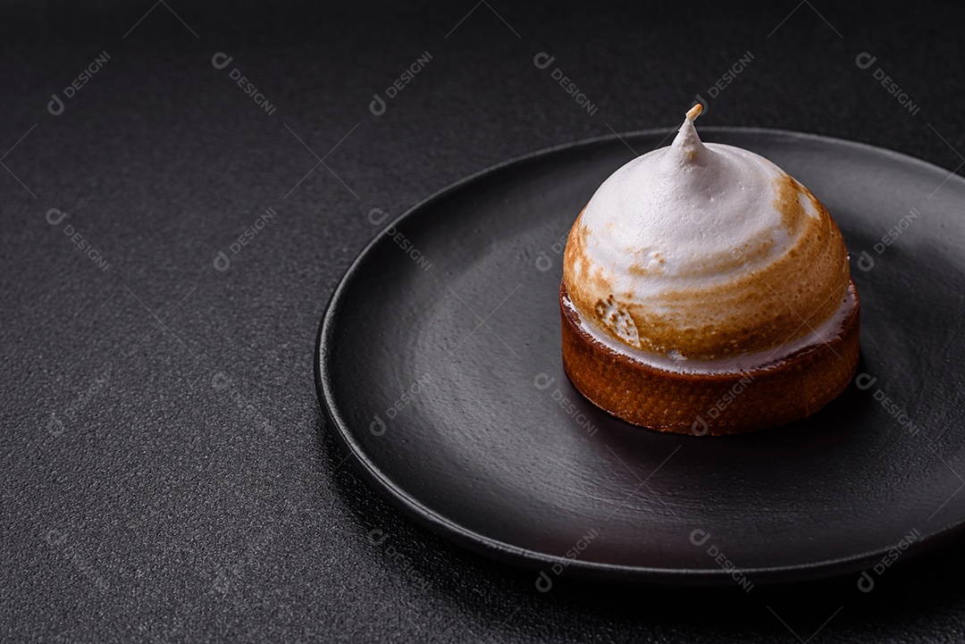A imagem mostra uma Torta de Limão com Merengue