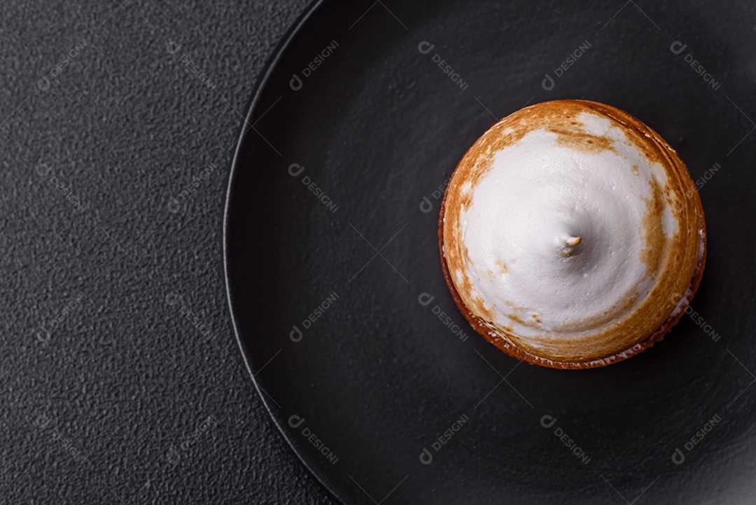 A imagem mostra uma Torta de Limão com Merengue