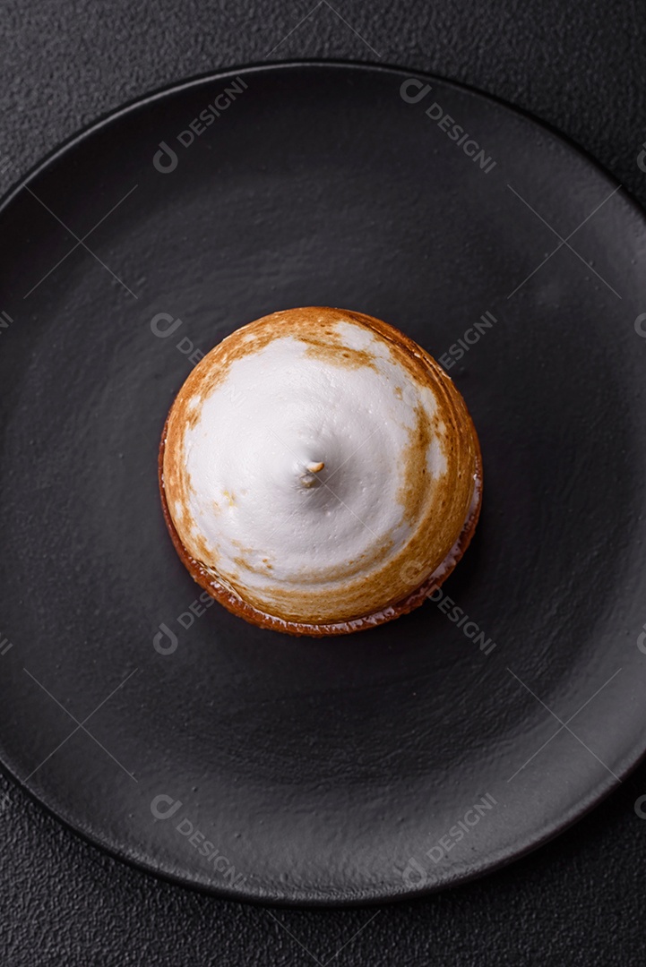 A imagem mostra uma Torta de Limão com Merengue