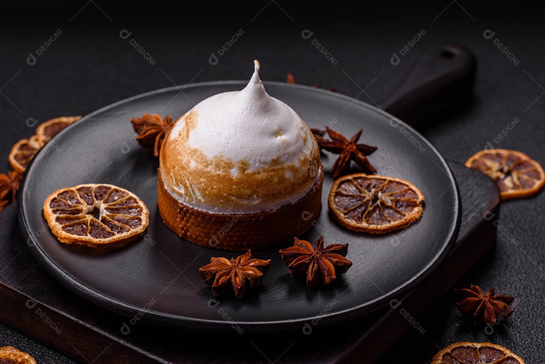 A imagem mostra uma Torta de Limão com Merengue