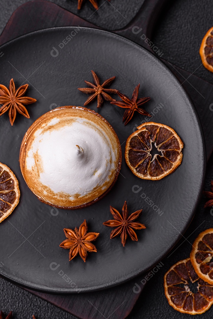 A imagem mostra uma Torta de Limão com Merengue