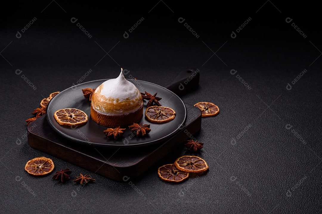 A imagem mostra uma Torta de Limão com Merengue