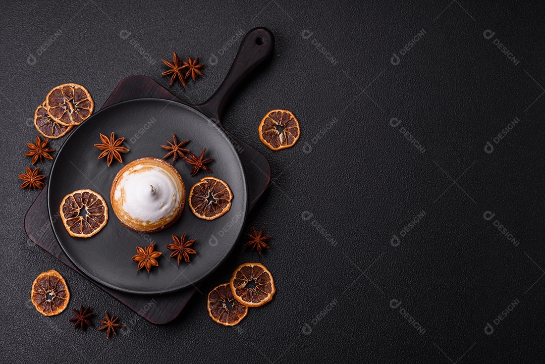 A imagem mostra uma Torta de Limão com Merengue