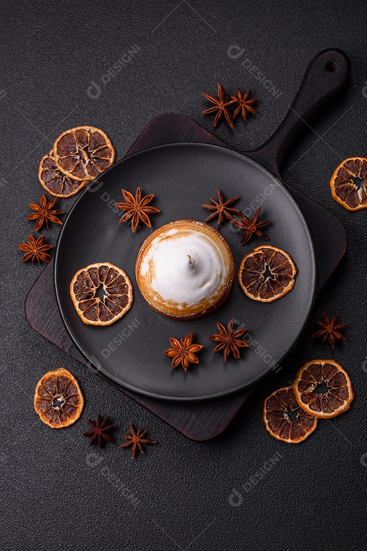 A imagem mostra uma Torta de Limão com Merengue