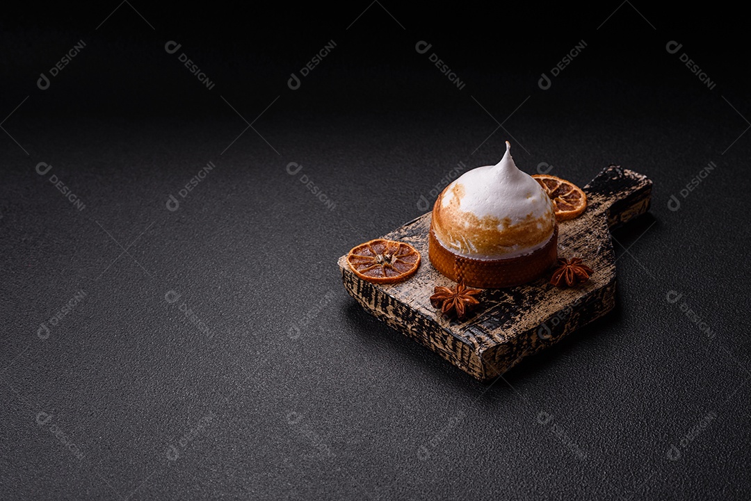 A imagem mostra uma Torta de Limão com Merengue