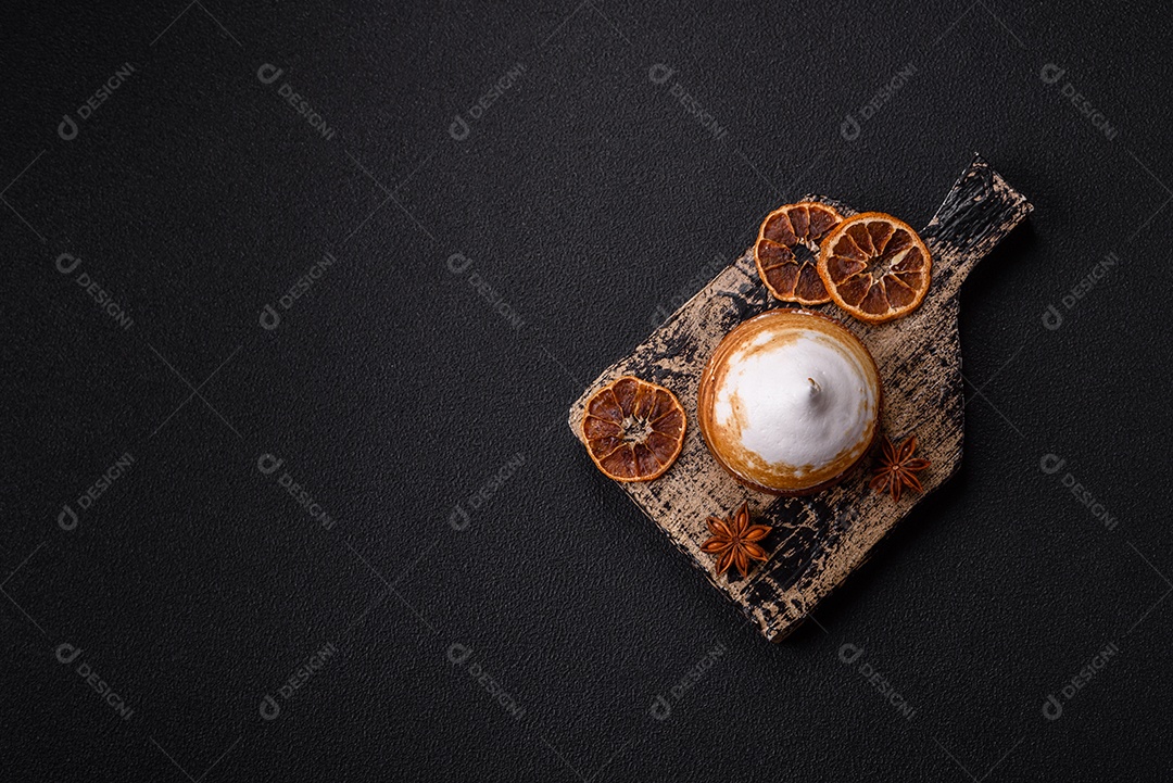 A imagem mostra uma Torta de Limão com Merengue