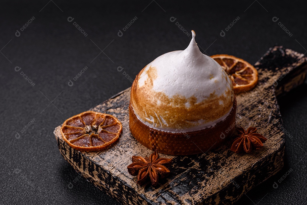 A imagem mostra uma Torta de Limão com Merengue