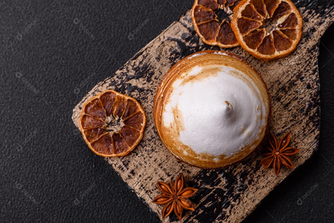 A imagem mostra uma Torta de Limão com Merengue